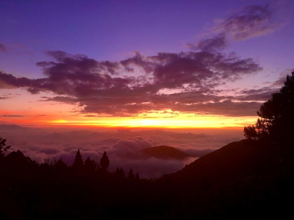 Alishan: A mind-blowing sunset over a carpet of clouds.