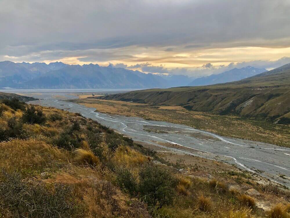 Following Potts River away from the Rangitata River. That mountain range in the back is famous because of Lord of the Rings, it is where they filmed the city of Rohan.