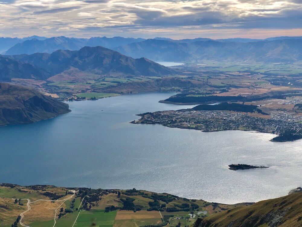 From up here you see well the city of Wanaka.
